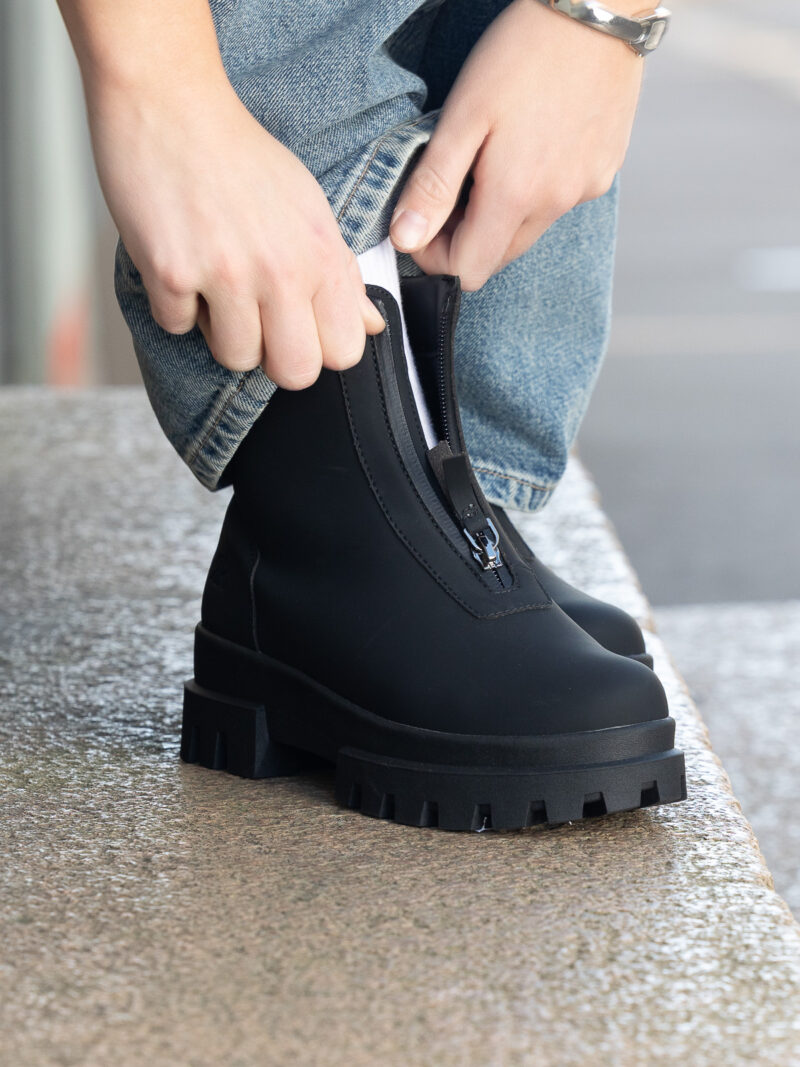 Alternative view of Vichi WR - black